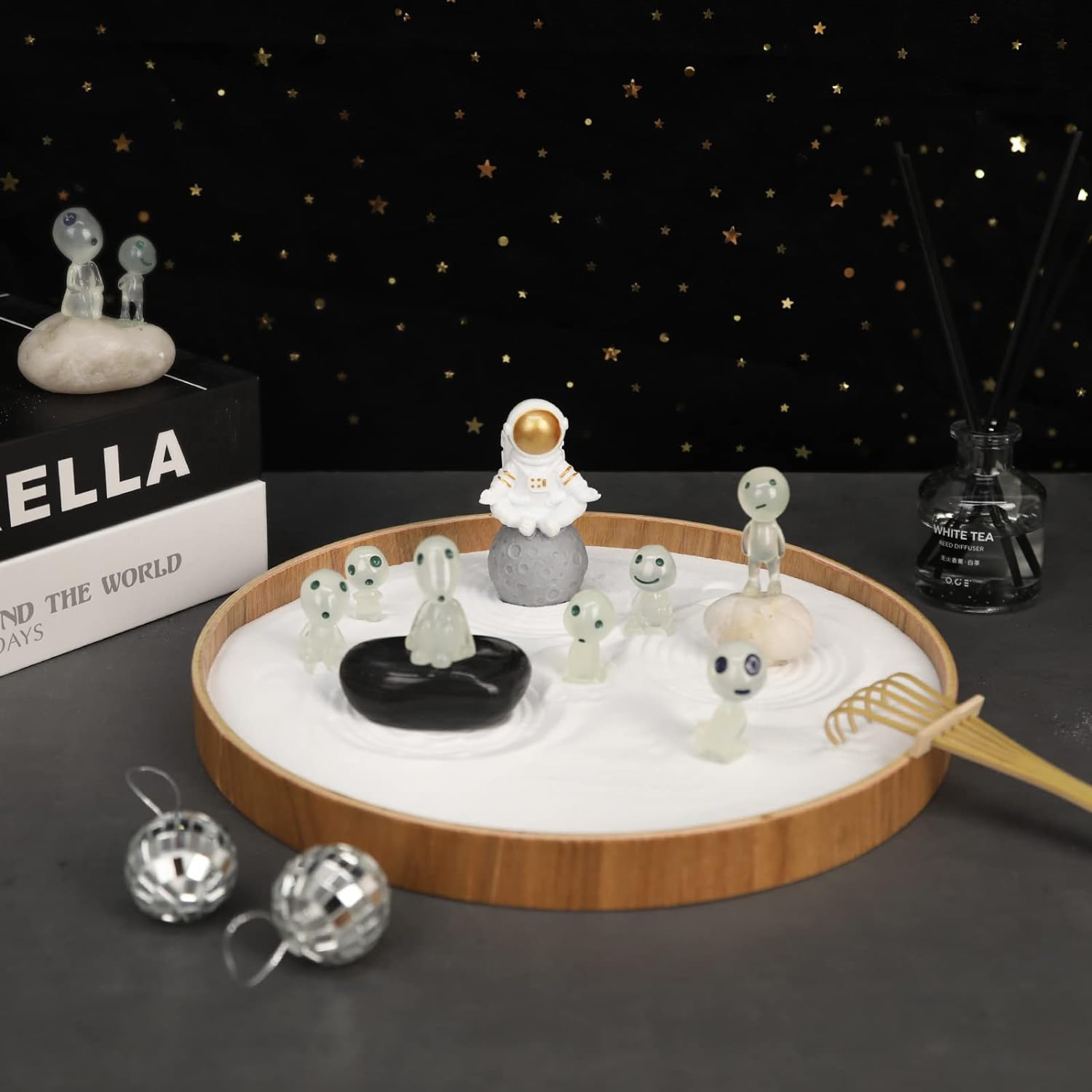 Desktop Zen Garden Kit, Outer Space Themed Zen Decor Sand Tray with Astronaut Statue and Aliens Figurines, Spaceman Planet Tabletop Ornament Zen Gift Meditation Gadget for Home Office