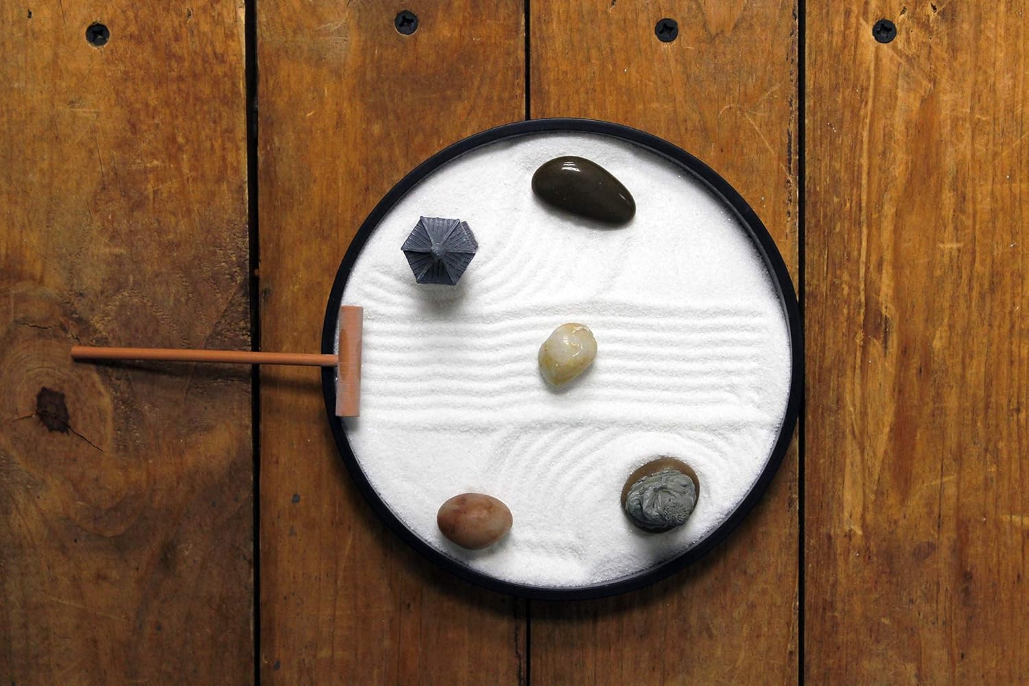 Natures Mark Mini Zen Garden Kit for Desk with Rake, White Sand, Black Round Base, Miniature Pagoda Figure, River Rocks and Miniature Buddha Figure (6Lx6W Round B)